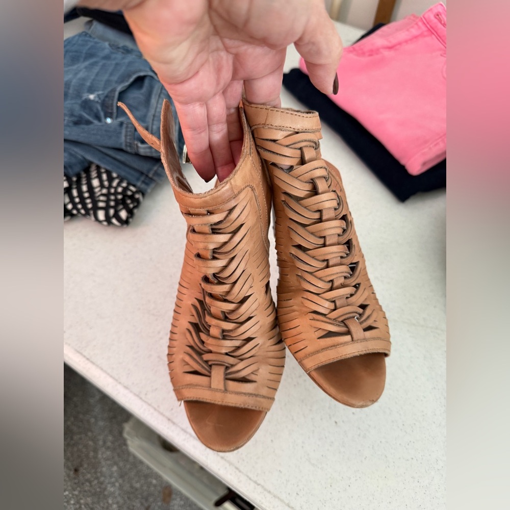 Vince Camuto open toe Tan Leather Sandals Size 8